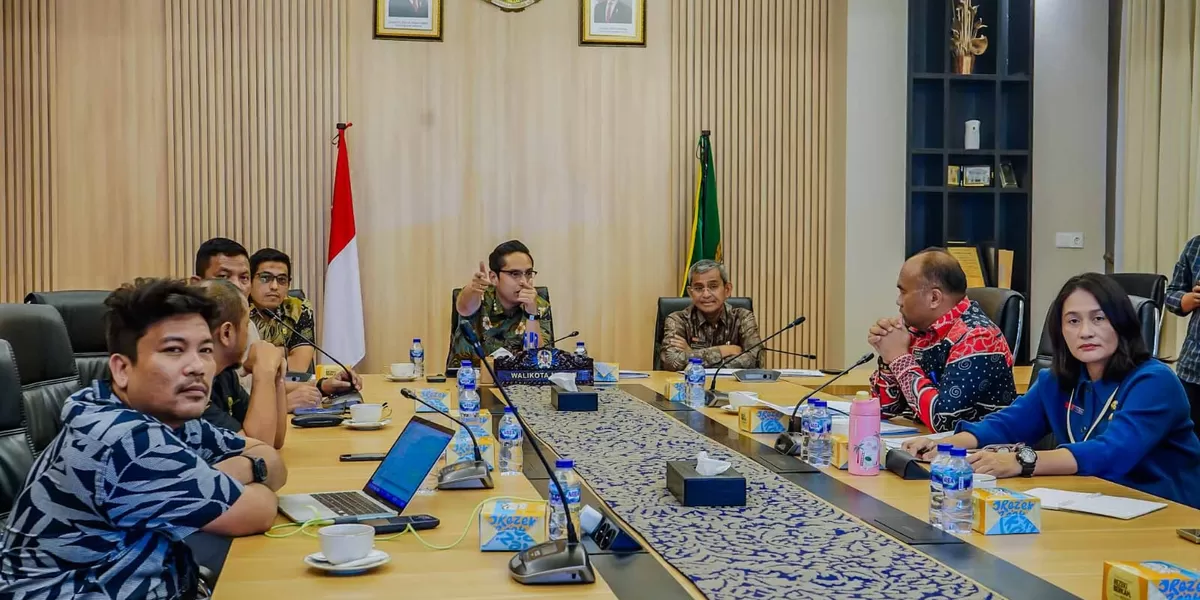 Rico Waas pimpin rapat penataan trotoar Kota Medan, Kamis (2/4/2026).