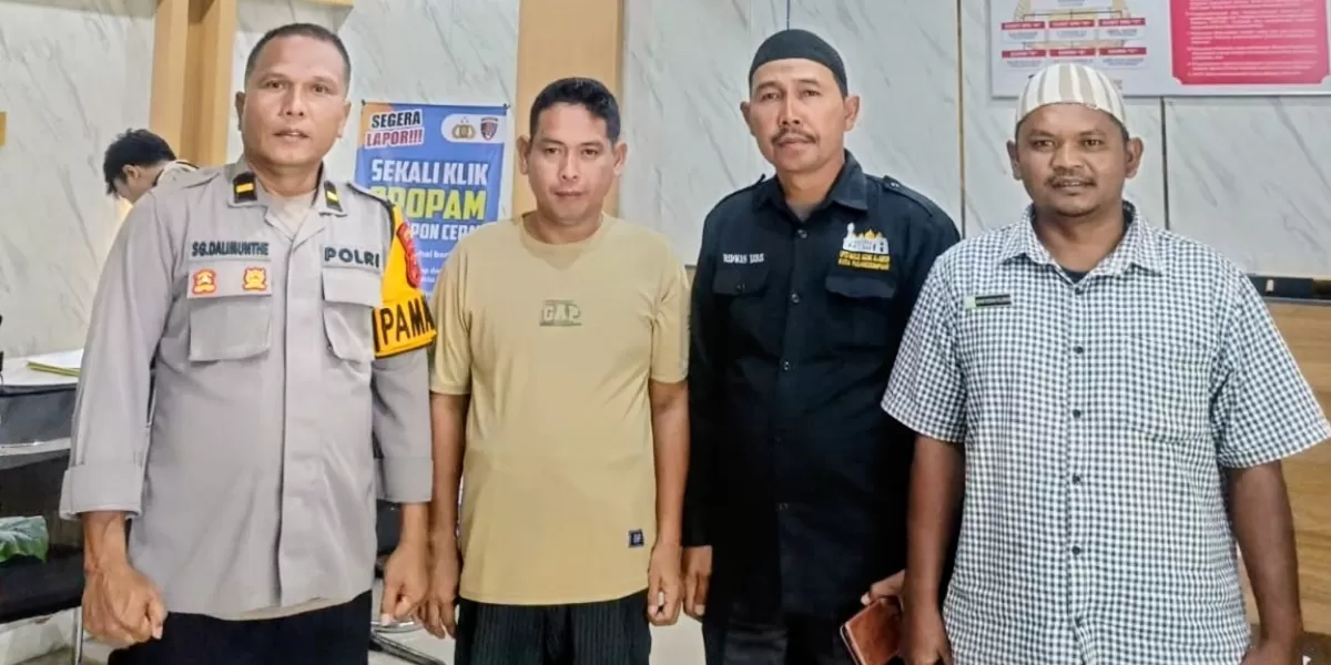 Seorang pria asal Kota Medan diamankan warga dan Polres Padangsidimpuan setelah diduga membuat keresahan jamaah di area Masjid Raya Al-Abror, Kota Padangsidimpuan, Minggu (5/4/2026) siang.(Foto: Realitasonline/Ist)