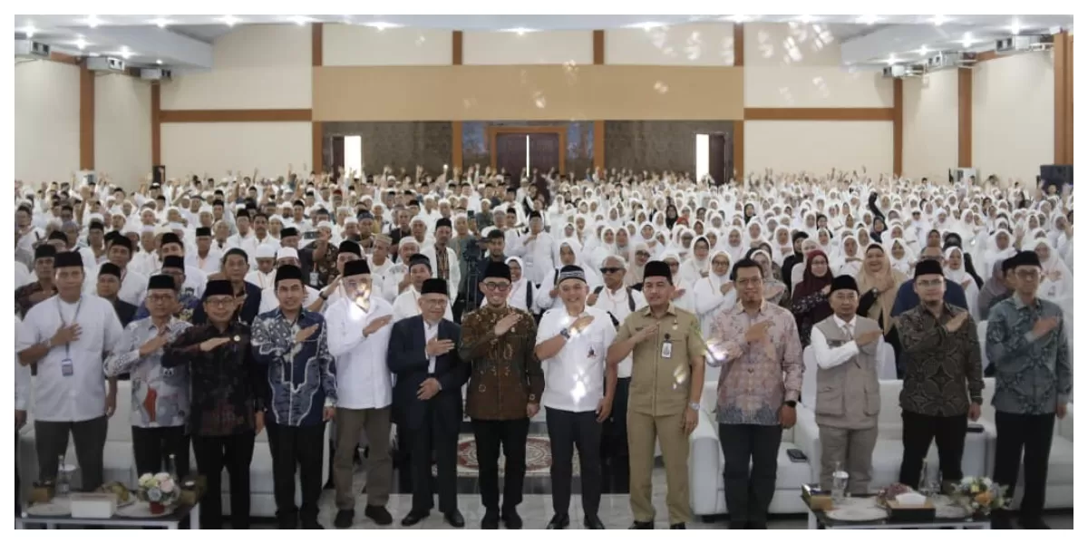 Keterangan Foto :  Foto bersama saat penutupan Manasik Haji Akbar Tahun 1447 Hijriah/2026 Masehi yang berlangsung di Aula Madinatul Hujjaj Asrama Haji Medan (Realitasonline.id /Dok)