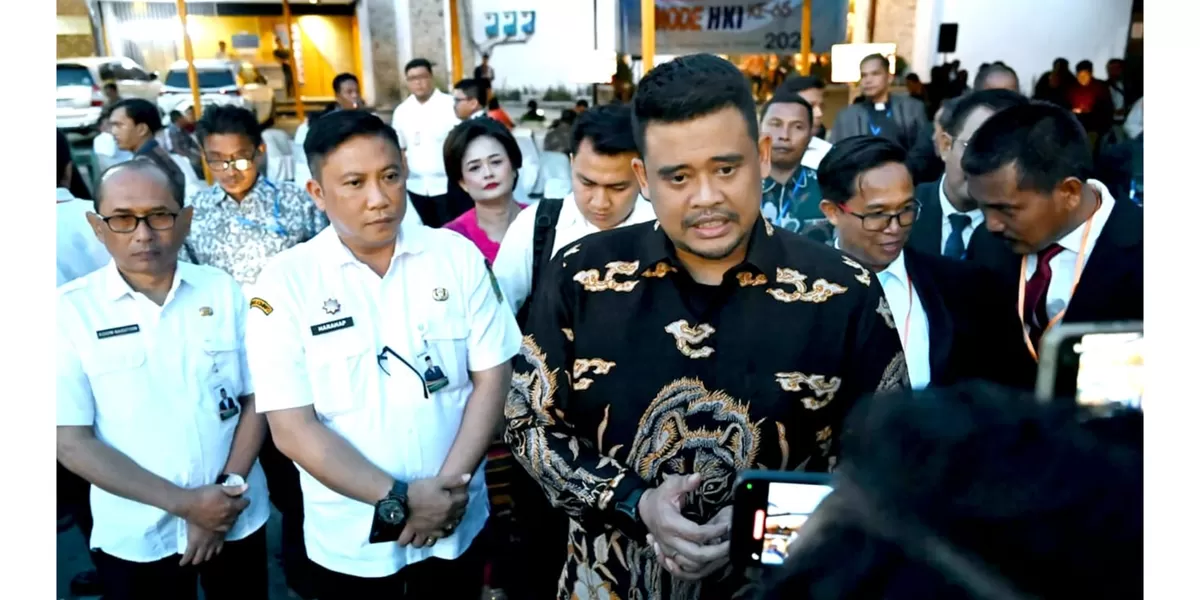 Bobby Nasution didampingi Kadis Kominfo Sumut Erwin Hotmansah Harahap saat menjawab pertanyaan pers. (Realitasonline.id/Kominfo Sumut)
