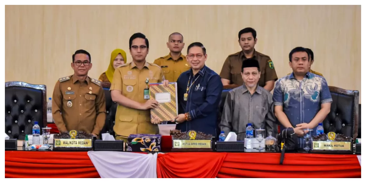Wali Kota Medan Rico Waas menerima draft jawaban fraksi-fraksi dari Ketua DPRD Medan Wong Chun Sen pada sidang paripurna perubahan Perda Nomor 4/2012 tentang Sistem Kesehatan. (Realitasonline.id/Dok)