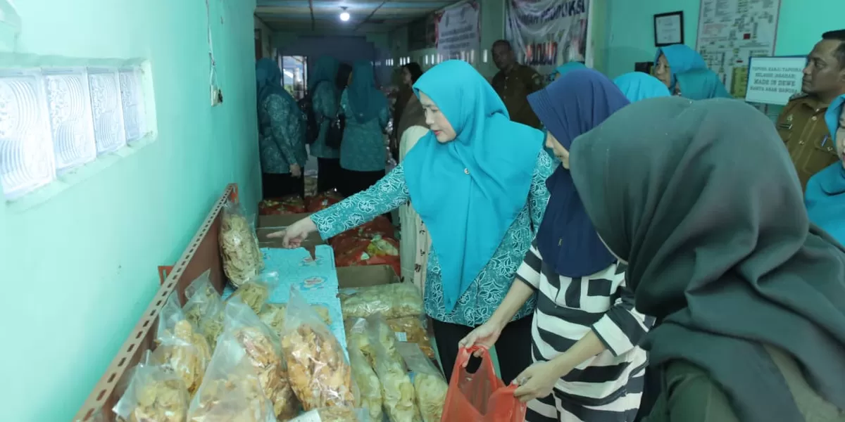 ketua tp pkk Asahan Yusnila Indriati Taufik saat memberikan arahan dalam lomba UP2K PKK di Sentang