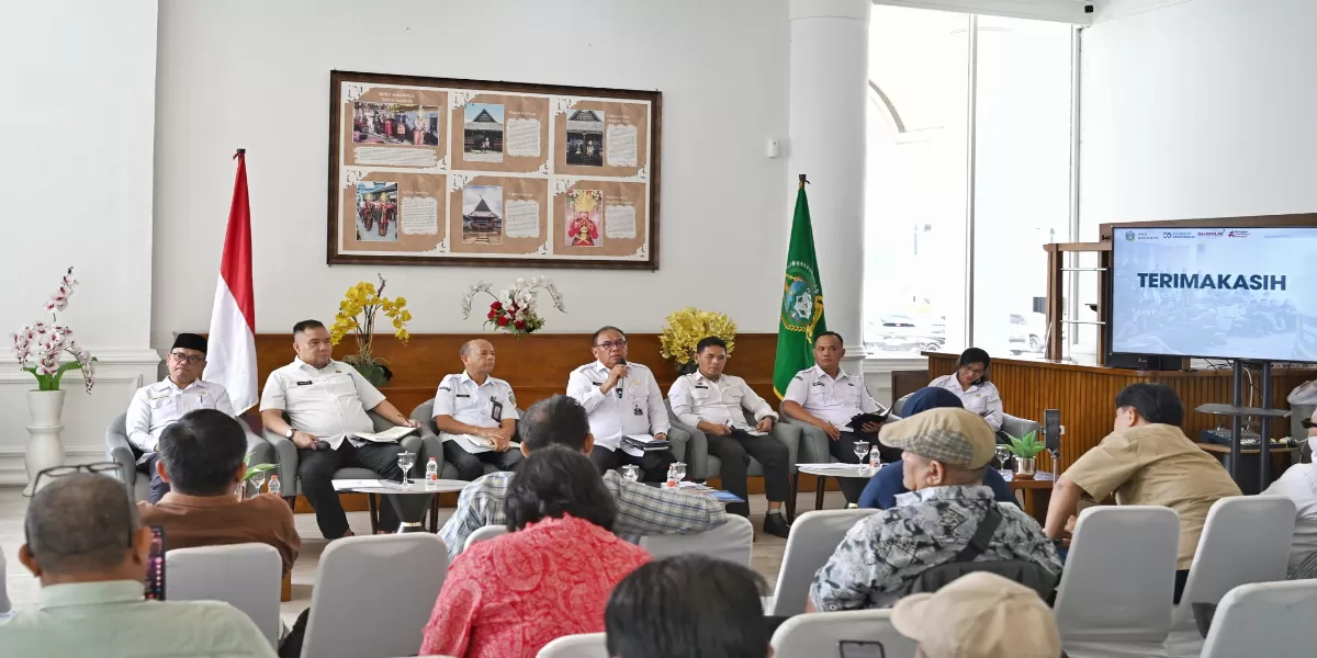 Parlindungan Pane selaku Kadis Pemberdayaan Masyarakat dan Desa, Kependudukan dan Catatan Sipil Provinsi Sumut dan jajarannya saat konferensi pers (Realitas online.id/mis)