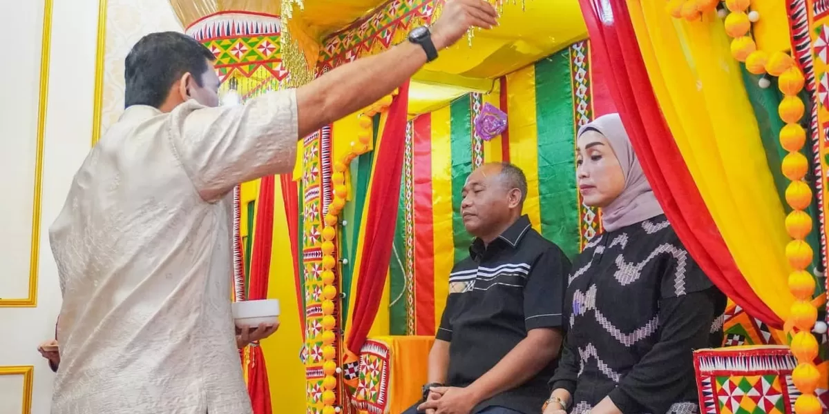 Bupati Simeulue Mohammad Nasrun Mikaris, S.H, M.H Peusijuk Danrem 012/Teuku Umar Kolonel Inf Windarto, S.Sos, M.M beserta Istri Ny. Erma Windarto di Pendopo Bupati Simeulue, Selasa (7/4/2026). (Realitasonline.id/Ris)