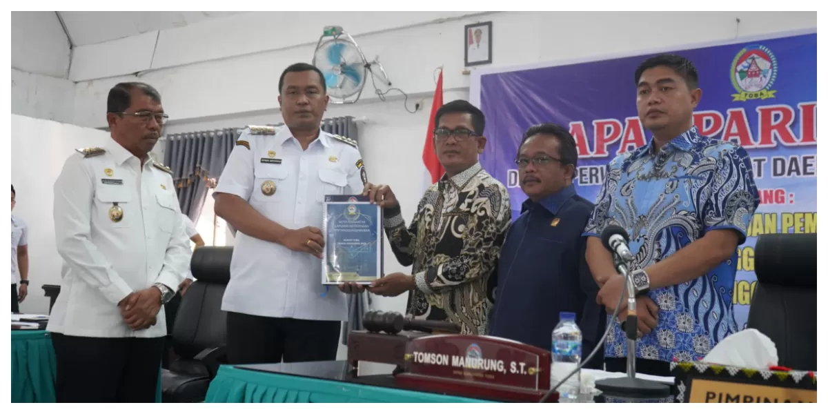 Bupati Toba Effendi Napitupulu menyampaikan LKPJ Bupati Toba TA 2025 dalam Rapat Paripurna DPRD Kabupaten Toba Tentang Penyampaian dan Pembahasan Laporan Pertanggungjawaban (LKPJ) Bupati Toba TA.2025&nbsp; (Realitasonline.id/MS)
