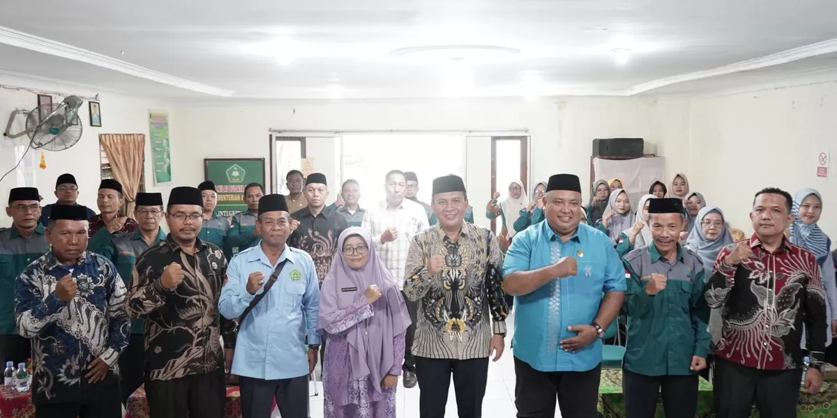 Kabid Urais Kanwil Kemenag Sumut Sakonda Siregar beserta jajaran laksanakan Monev Supervisi Layanan Administrasi N/R dan Pembinaan Ka KUA, di Kemenag Sibolga, Rabu (8/4/2026).