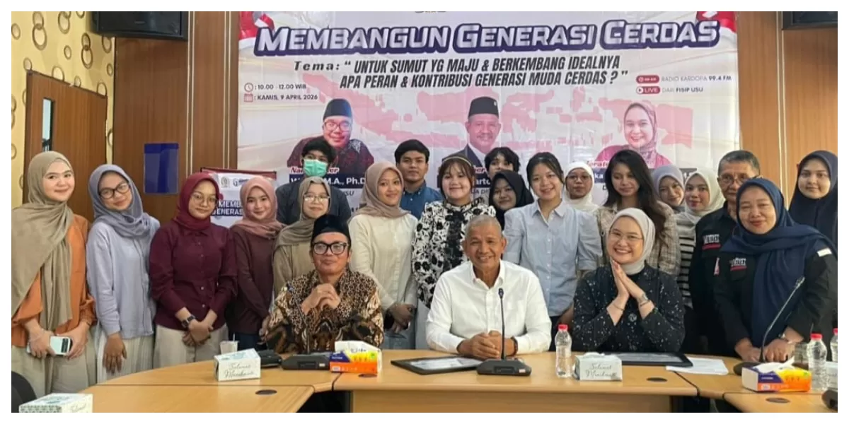 Wakil Ketua DPRD Sumut Sutarto (baju putih) foto bersama mahasiswa acara talkshow, 'Membangun Generasi Cerdas', di aula FISIP USU (Realitasonline.id/mis)