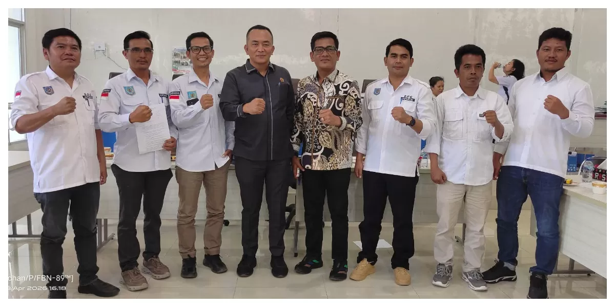 perwakilan kepala desa yang hadir foto bersama anggota DPRD Toba usai RDP (Realitasonline.id/MS)