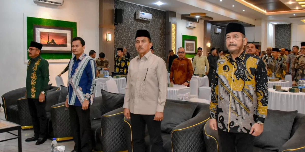 Wabup Bireuen, Razuardi ,( kanan) dan Anggota DPRA, Saifuddin Muhammad (ke dua dari kanan) diabadikan pada Musrenbang Bireuen 2027. Foto; AJ