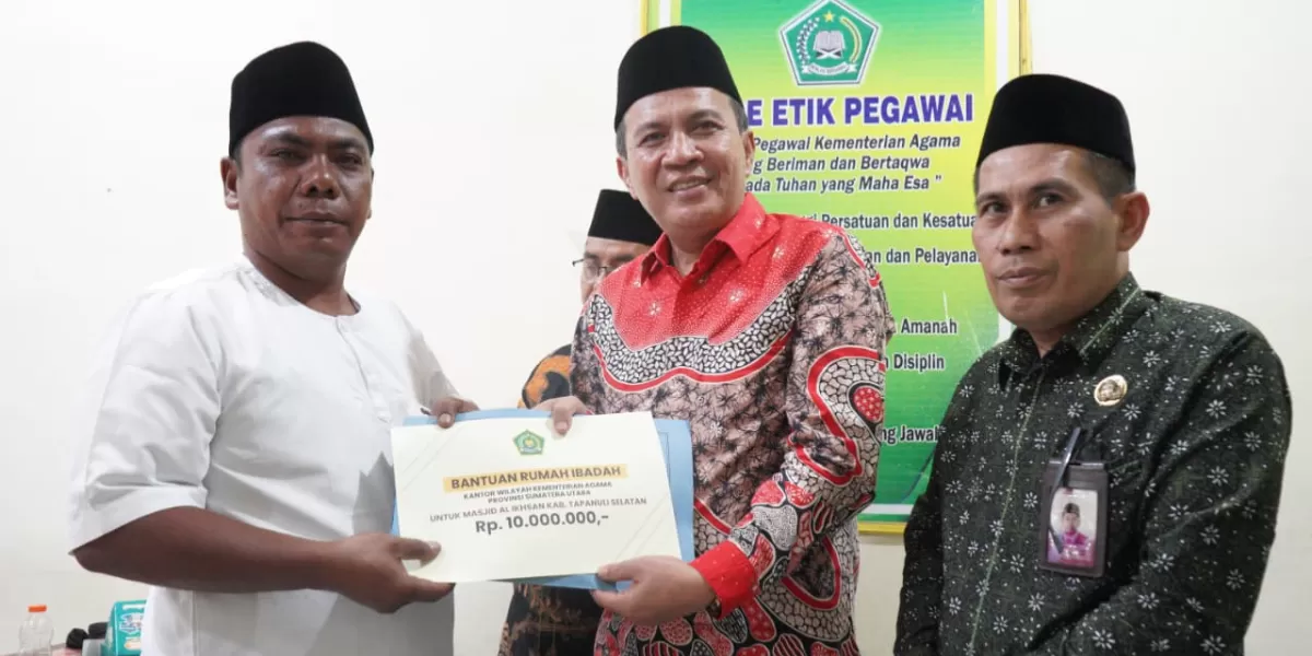 Kabid Urais Kanwil Kemenag Sumut Sakoanda Siregar serahkan bantuan rehabilitasi dan operasional untuk masjid terdampak bencana di Tapteng dan Tapsel.