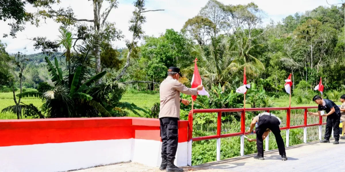 Personil Polres Tapsel perbaiki jembatan atau rambin di Dusun Sampean Kapar, Desa Pargarutan Jae, Kecamatan Angkola Timur, Kabupaten Tapsel, Selasa (7/4/2026). (Foto: Realitasonline/Riswandy)