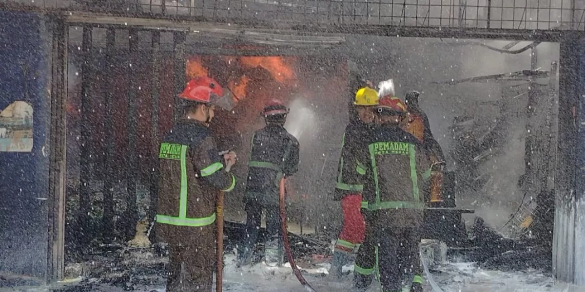 Sempat terdengar ledakan dari dalam ruko saat petugas pemadam kebakaran Kota Medan berusaha memadamkan api.