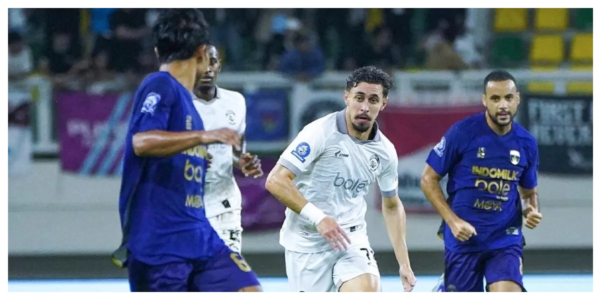 Keterangan Foto : Gustavo Franca mencoba melewati pemain Persita (Realitasonline.id / ig : @aremafcofficial)