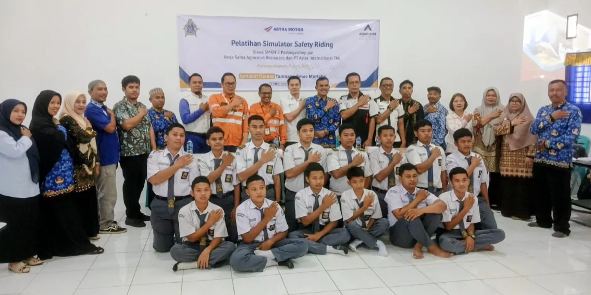 Mewakili ASTRA dan PTAR foto bersama guru, instruktur dan pelajar peserta pelatihan simulator safety riding, yang digelar di aula SMKN 2 Padangsidimpuan, Kamis (9/4/2026).(Foto: Realitasonline/Riswandy)