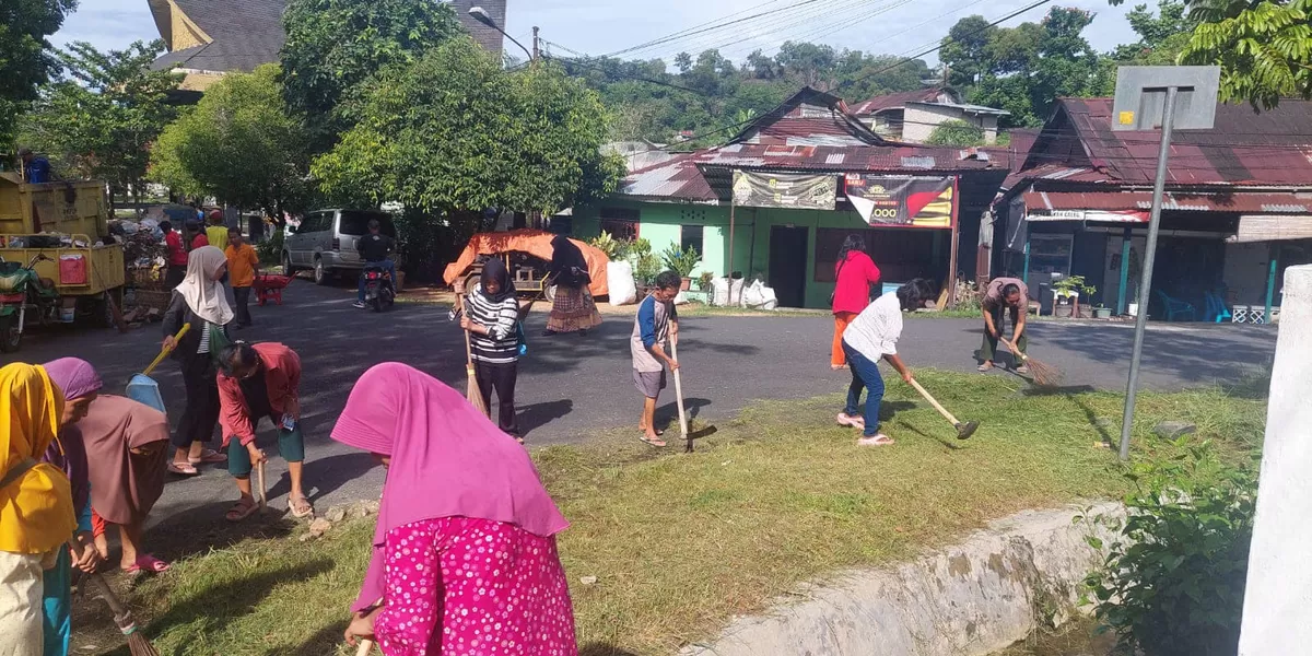 Foto: Potret warga Kota Sibolga bergotong-royong membersihkan lingkungan. (Realitasonline.id/Dok)