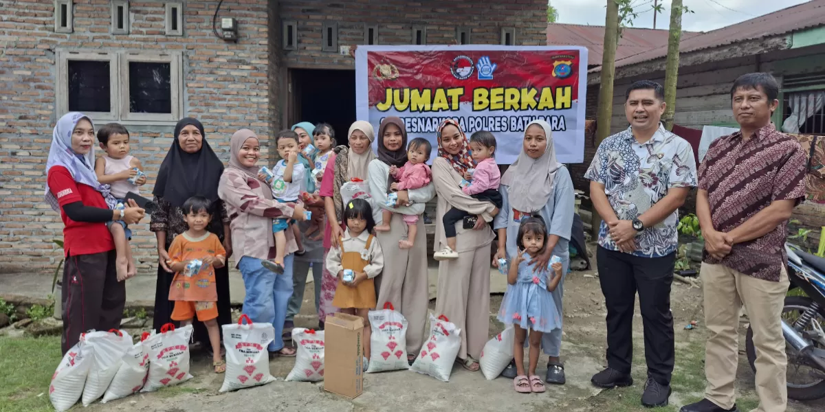 Satnarkoba Polres Batu Bara dalam kegiatan jumat berkah di desa dolok pop