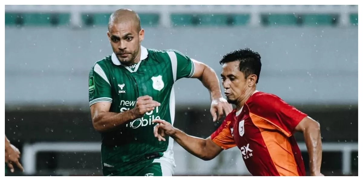 Keterangan Foto : Pemain PSMS Clayton  da Silva berduel dengan pemain Garudayaksa (Realitasonline.id / ig : @official_psmsmedan)