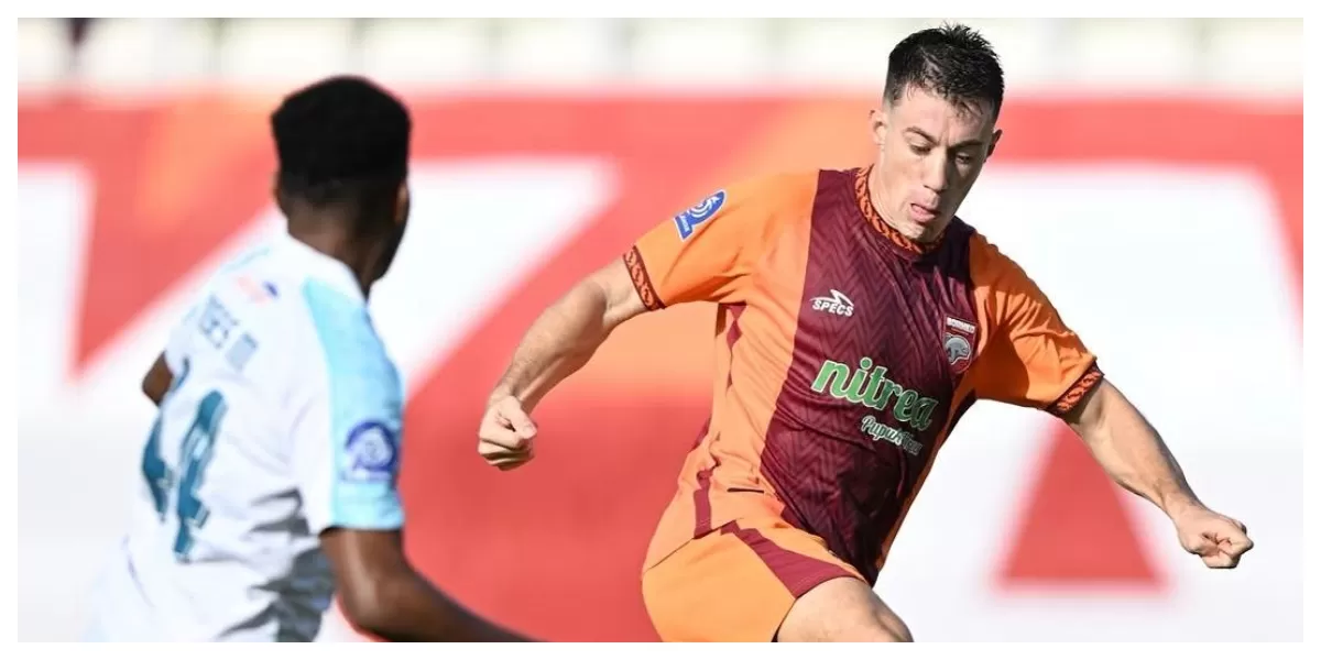 Keterangan Foto : Bintang Borne FC, Peralta sedang mencoba melewati pemain PSBS Biak (Realitasonline.id / ig : @bornefc.id)