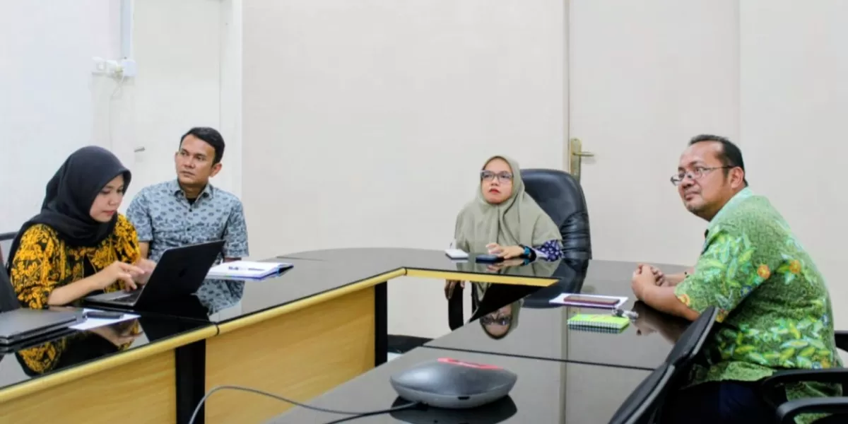 Kepala Kantah Kota Padangsidimpuan Agustina Harahap dan jajaran ikuti rapat virtual yang diselenggarakan Kanwil BPN Provsu, Kamis (9/4/2026). (Foto : Realitasonline/Riswandy)