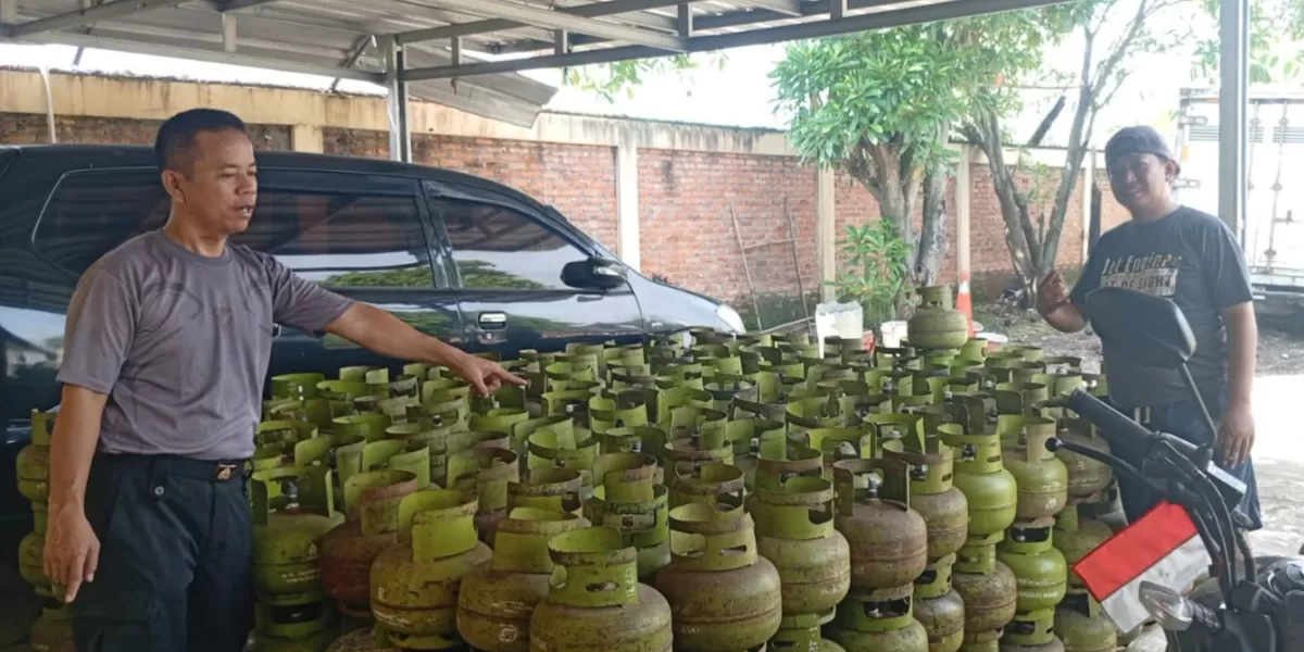 Petugas menunjukkan barang bukti puluhan tabung gas LPG yang diamankan dalam pengungkapan kasus dugaan penyalahgunaan gas subsidi di Tanjungsari, Kabupaten Bogor. (Realitasonline.id/Dok)