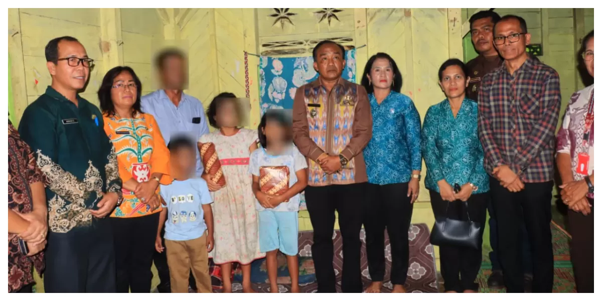 Wabub Samosir Ariston Sidauruk poto bersama pada kunjungan kasih . (Realitasonline.id/nas)