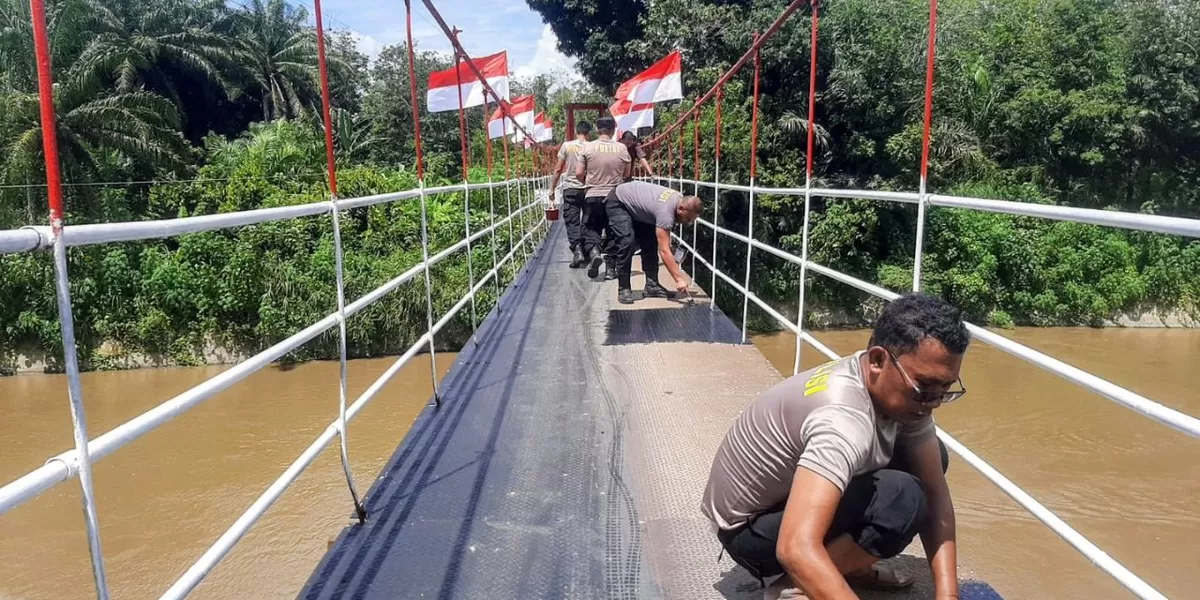 Jajaran Polsek Padang Bolak, Polres Tapsel) bersama masyarakat melalui kegiatan bakti sosial perbaikan jembatan di Desa Sipirok, Kecamatan Portibi, Kabupaten Padang Lawas Utara, Kamis (9/4/2026).(Foto: Realitasonline/Ist)