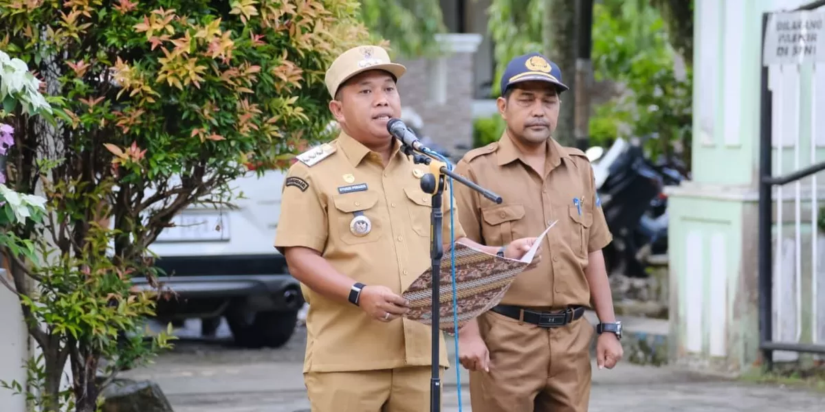Foto: Wali Kota Sibolga, Akhmad Syukri Nazry Penarik memimpin Apel pagi di Dinas Kesehatan Kota Sibolga, Senin (13/4/2026). (Realitasonline.id/Dok)