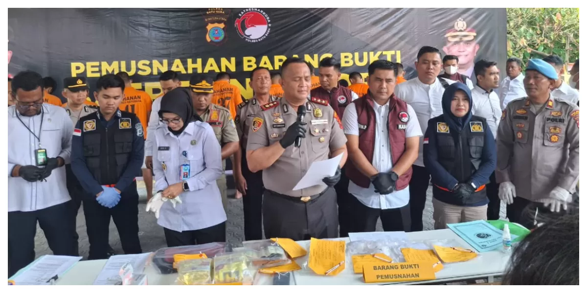 Kapolres Batu Bara AKBP Doly Nelson H.H Nainggolan didampingi Kasat Narkoba AKP Arifin Purba saat pres rilis dan pemusnahan barang bukti. (Realitasonline.id/Dok)