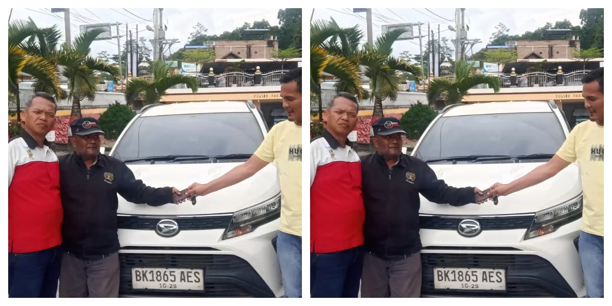 Kanit Reskrim Polsekta Parapat AKP Girsang Sinaga didampingi personil Serse lainnya menyerahkan mobil yang diinapkan di Mapolsekta Parapat kepada Ogek Tanjung, wartawan Realitas Online. (Realitasonline/DOK)