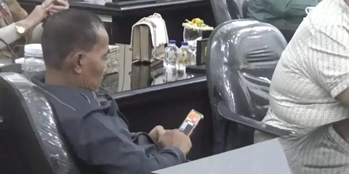 Aksi tersebut terekam kamera dan dengan cepat menjadi sorotan. 