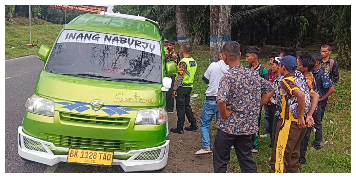 Satlantas Polres Simalungun saat melakukan himbauan masyarakat untuk tertib berlalulintas  (Realitasonline.id/SS)