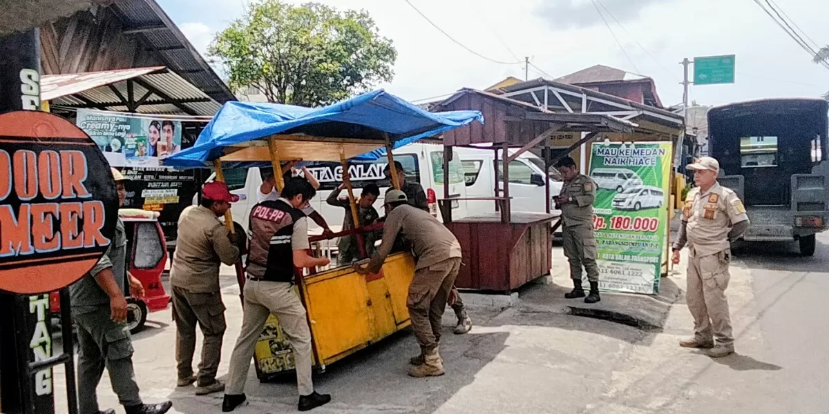 Satpol PP Padangsidimpuan terus menggencarkan penertiban terhadap PKL yang masih memanfaatkan trotoar dan badan jalan sebagai lokasi berjualan, Senin (13/4/2026). (Foto: Realitasonline/Riswandy)