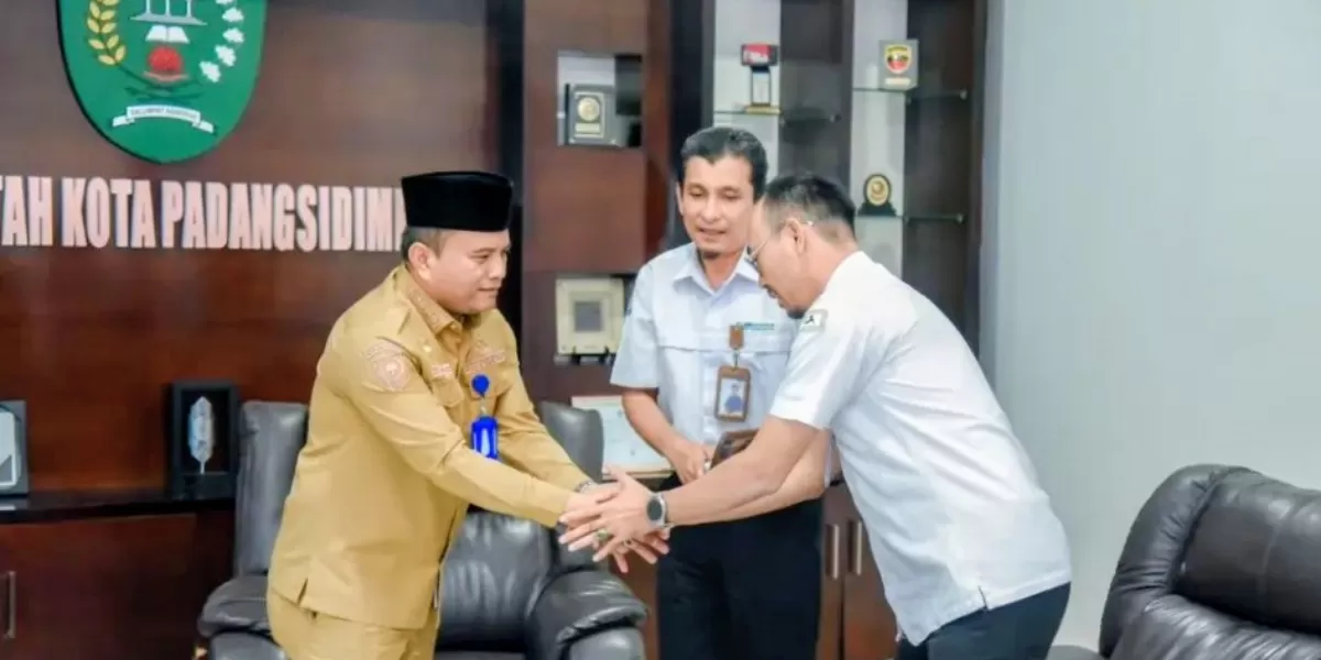 Jajaran BPJS Kesehatan Padangsidimpuan melakukan audiensi dengan Wali Kota Padangsidimpuan di ruang kerja Wali Kota Padangsidimpuan, Senin (13/4/2026).(Foto: Realitasonline/Riswandy)