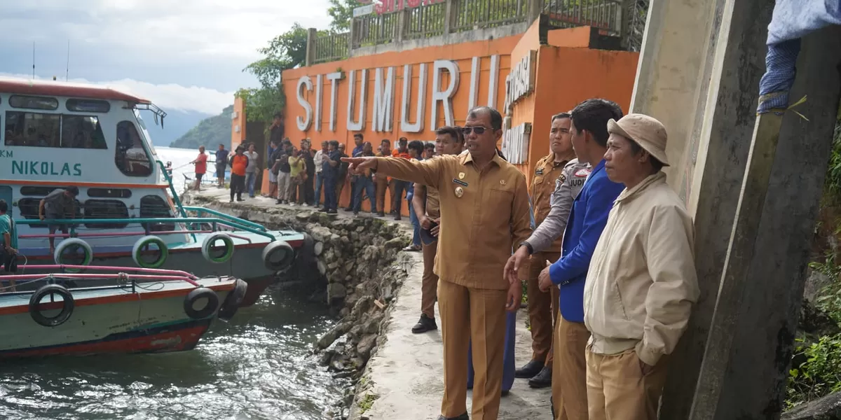 Wakil Bupati Toba Audi Murphy O. Sitorus meninjau langsung proses pencarian korban tenggelam di Situmurun, Desa Jonggi Nihuta, Kecamatan Lumban Julu, Kabupaten Toba&nbsp; (Realitasonline.id/MS)