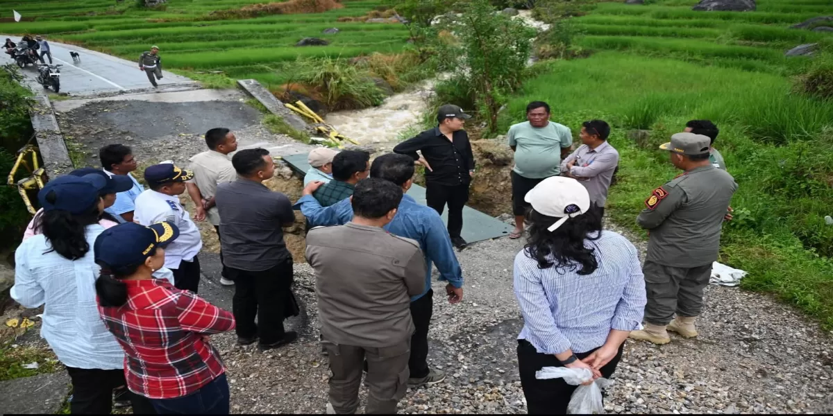 Bupati Humbahas, Oloan P Nababan tinjau pembangunan jembatan Bailey di Desa Panggugunan Pakkat.   (Realitasonline.id/Dok)