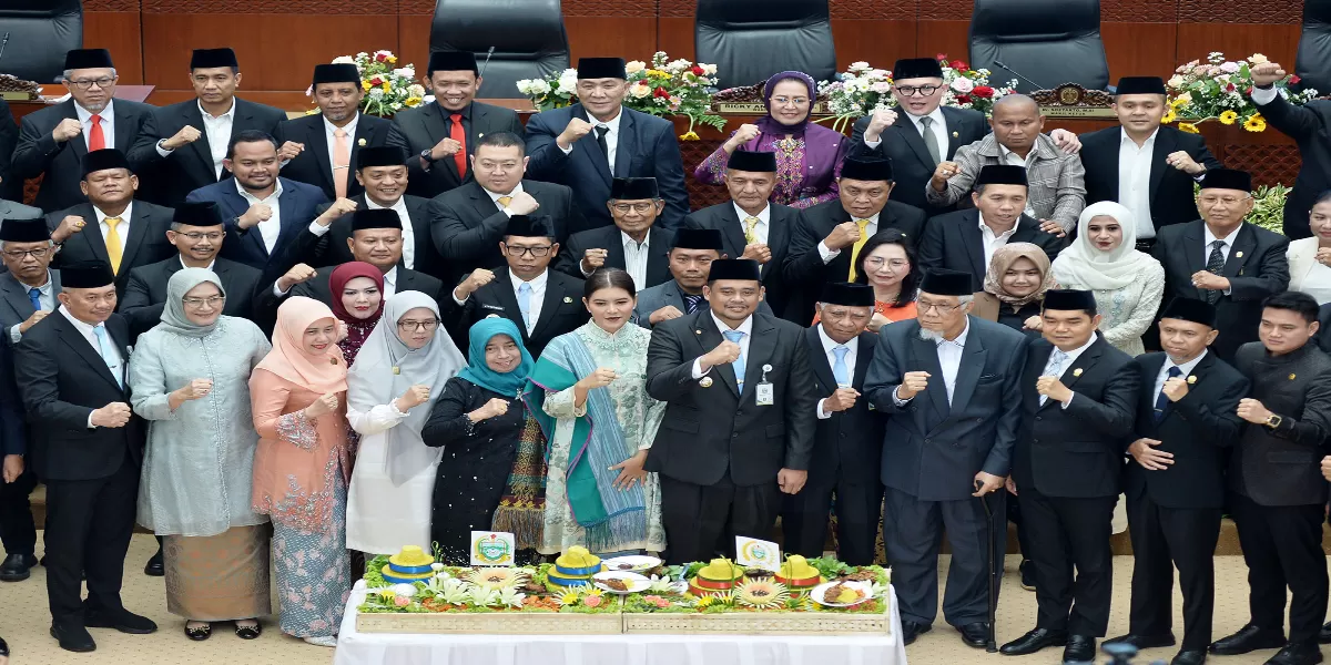 Pimpinan DPRD Sumut , Gubsu/Wagubsu foto bersama para mantan gubernur/Ketua dan Wakil Ketua DPRD Sumut usai paripurna istimewa peringatan HUT ke78 Provinsi Sumut di gedung DPRD Sumut (Realitasonline.id/mis)