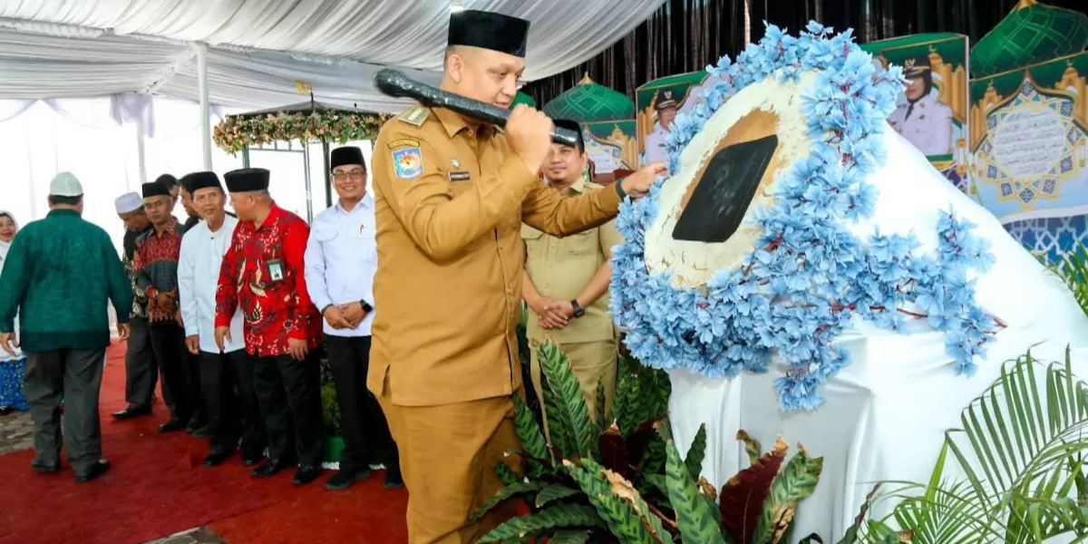 Camat Marlon Brando Sitorus saat memukul beduk (Realitasonlinr.id/RH)