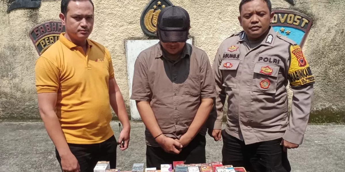 Polsek Cibinong amankan terduga pelaku dan ratusan bungkus rokok tanpa pita cukai di Kabupaten Bogor. (Realitasonline.id/Dok)