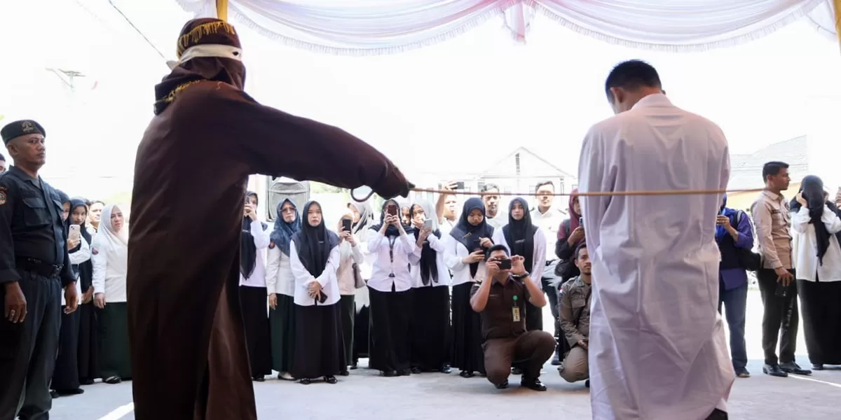 Eksekutor mencambuk, pria kelahiran Meulaboh, pelaku pelecehan seksual. Foto: Dokumen Realitasonline.id