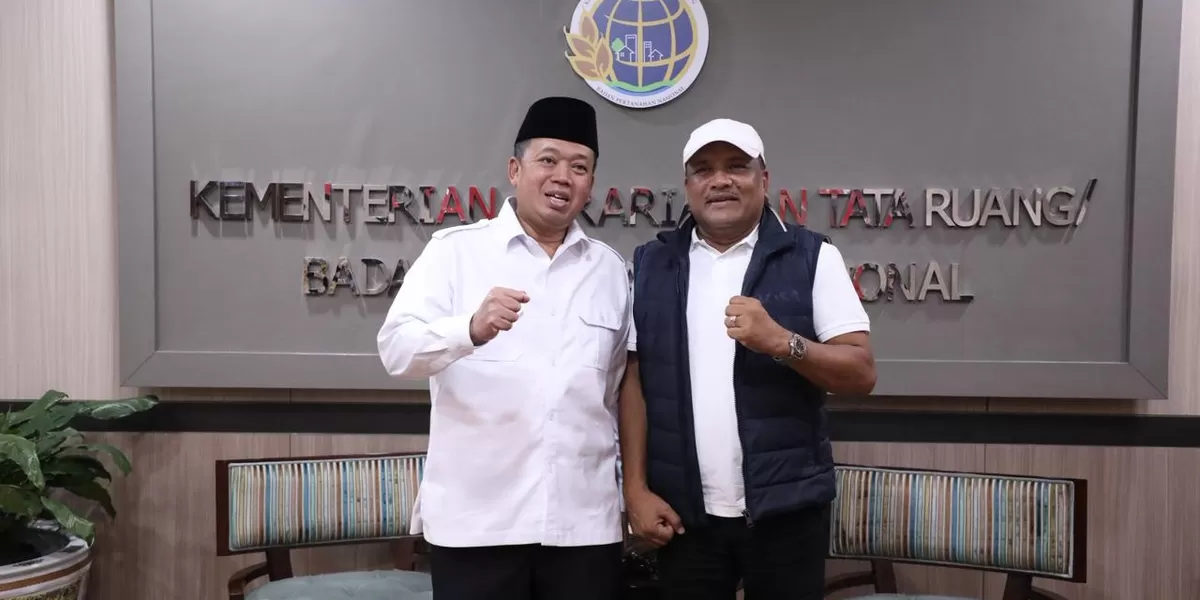 Bupati Bireuen, H. Mukhlis (kanan) diabadikan bersama Menteri ATR/BPN, Nusron Wahid. Foto: Dokumen Realitas.