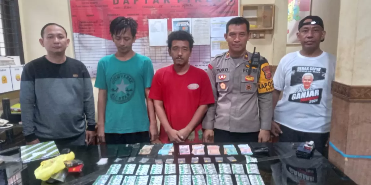 Dua pelaku peredaran obat keras terlarang diamankan jajaran Polsek Rumpin beserta barang bukti ratusan butir obat dan uang hasil penjualan di Desa Gobang, Kabupaten Bogor. (Realitasonline.id/Dok)