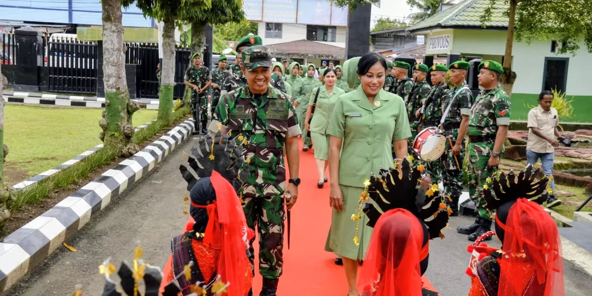 Danrem 023/KS, Kolonel Inf Iwan Budiarso didampingi Ketua Persit KCK Koorcab Rem 023, Ny. Miya Iwan Budiarso saat kunker ke Kodim 0212/Tapsel di Padangsidimpuan, Rabu (15/4/2026).(Foto: Realitasonline/Riswandy)