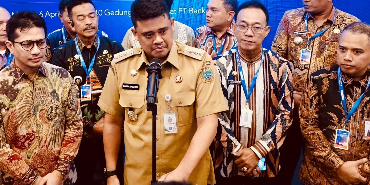 Gubsu Bobby Nasution bersama sejumlah kepala daerah termasuk Bupati Tapsel Gus Irawan Pasaribu dan jajaran Bank Sumut. (Foto: Realitasonline/Ist)