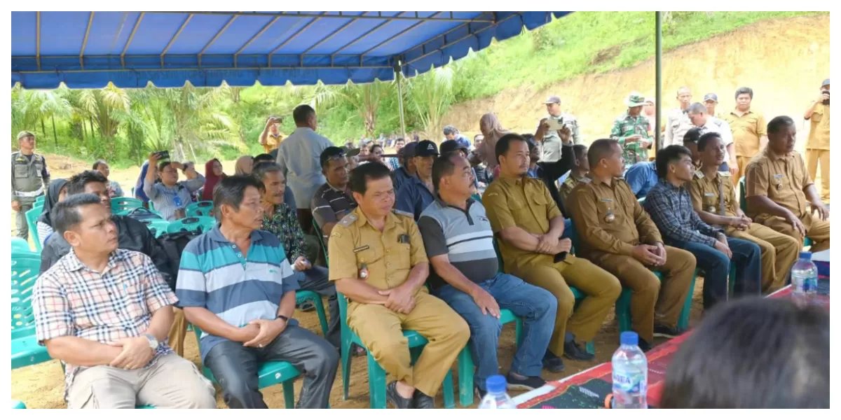 Bupati Humbahas Oloan P Nababan lakukan peletakan batu pertama pembangunan KDMP di Desa Parmonangan (: Realitasonline.id/Dok)