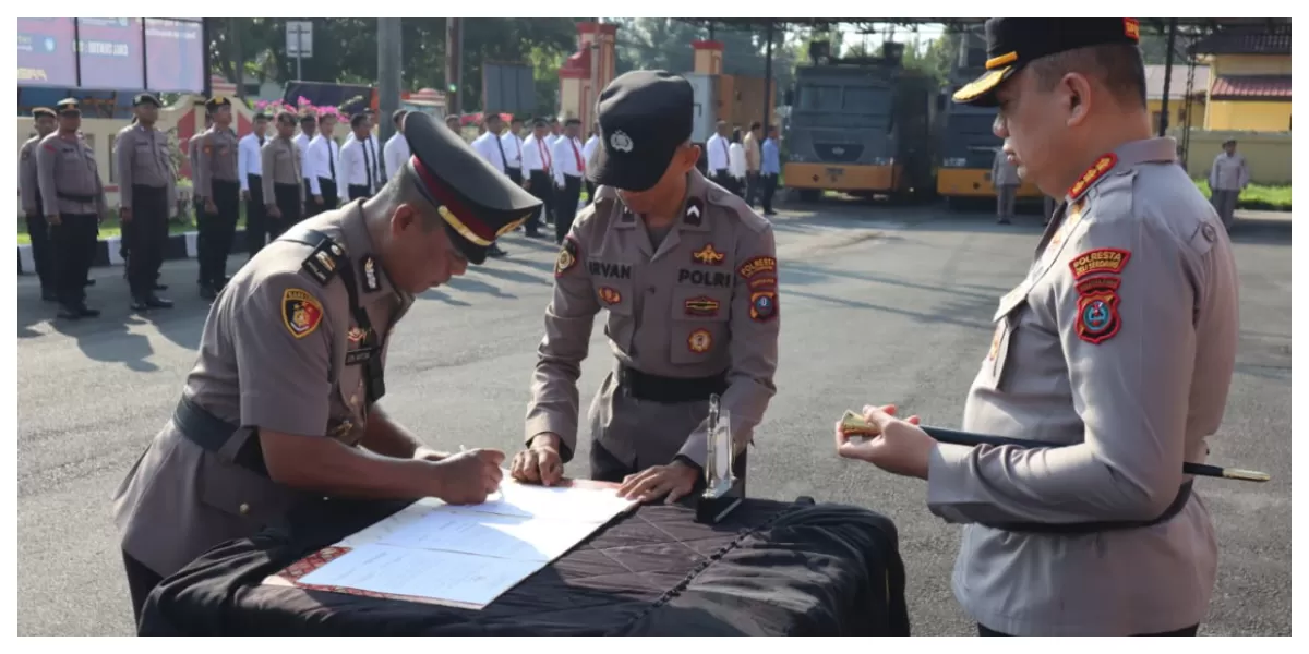 &nbsp;Kapolresta Deli Serdang menyaksikan penandatanganan berita acara Sertijab di Mako Polresta Deli serdang (Realitasonline.id/zul)