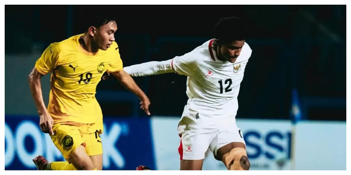 Keterangan Foto : Pemain timnas Indonesia dan timnas Malaysia sedang berduel memperbutkan bola (Realitasonline.id / ig : @timnasindonesia)