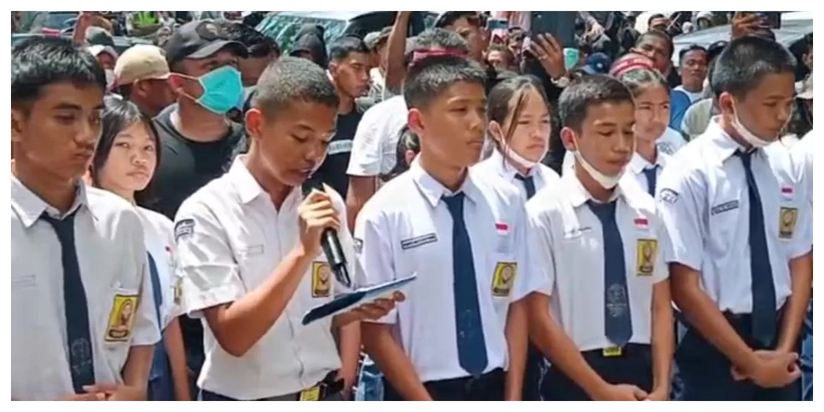 Keterangan Foto : Beberapa siswa SMP unjuk rasa akibat dari penutupan TPL di kantor Gubernus Sumut (Realitasonline.id / Dok)