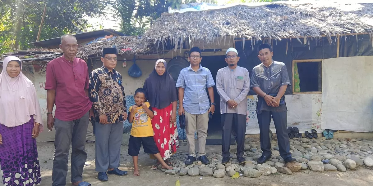 Foto: Tim Baitul Mal Abdya melakukan verifikasi untuk membangun rumah layak huni untuk ibu dua anak yang tinggal di Dusun Ujung Aron, Desa Lhok Pawoh, Kecamatan Manggeng, Kabupaten Abdya, Kamis (16/4/2026) sore