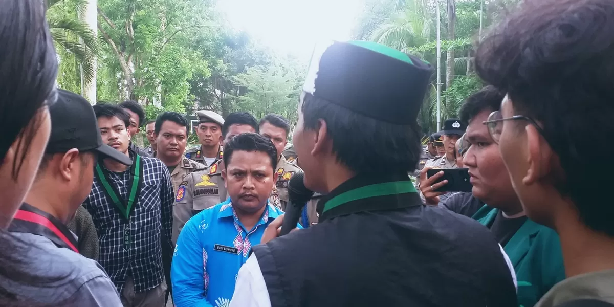 Aliansi Cipayung Plus Deli Serdang yang terdiri dari organisasi mahasiswa  HMI, Himmah, dan IMM, mencoba protes kepada Kabid Tenaga Guru dan Kependidikan Deli Serdang, Budi Siswoyo (baju biru).  (Realitasonline.id/mukhtarhabib)