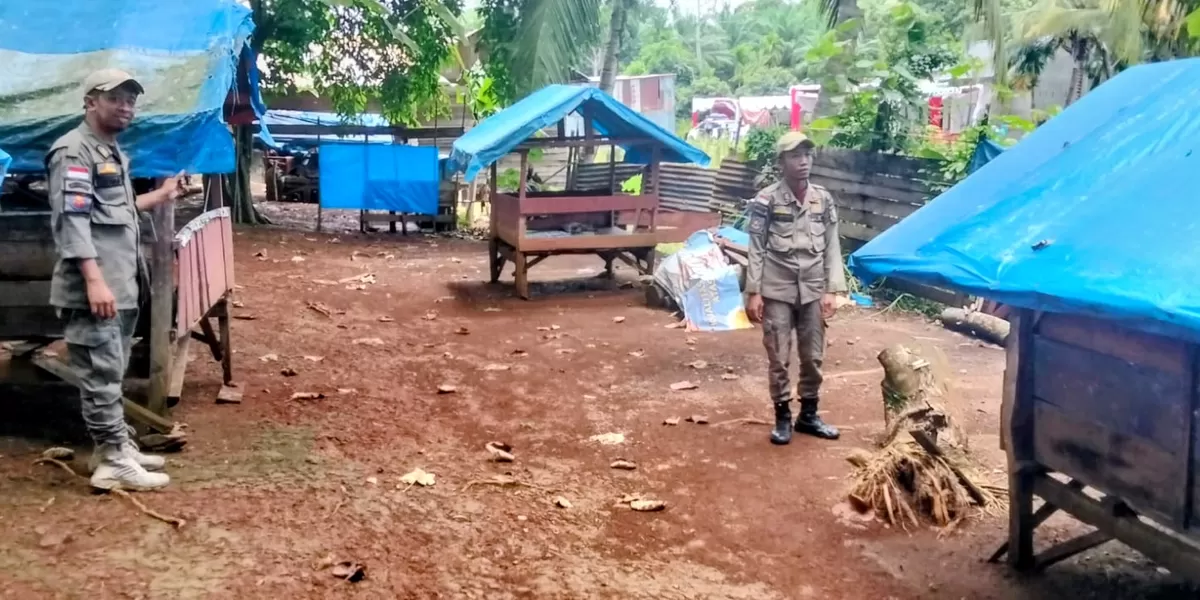 Personil Satpol PP Kota Padangsidimpuan lakukan penertiban terhadap pondok-pondok tertutup ysng langgar aturan, di wilayah Kecamatan Padangsidimpuan Batunadua, Rabu (15/4/2026).(Foto: Realitasonline/Riswandy)